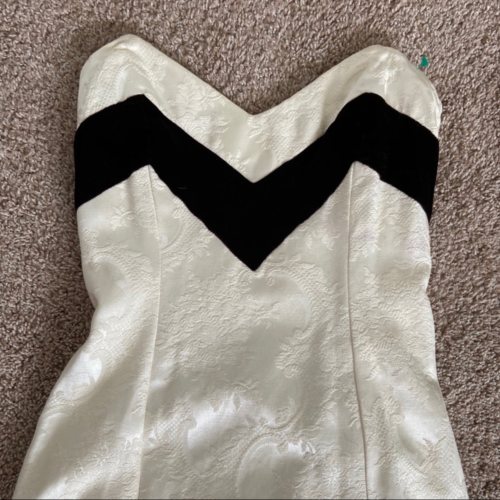 White & Black Victorian Gothic Dress - Picture 15 of 15